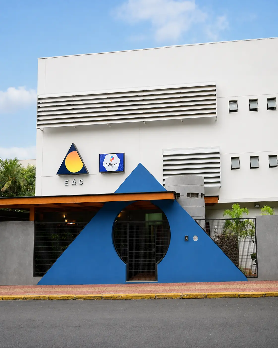 Fachada do Colégio EAC, em Capivari, com entrada azul geométrica.